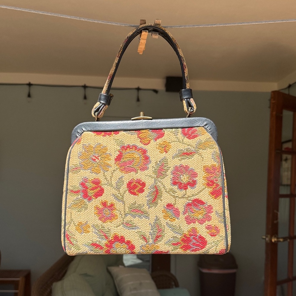 Elegant Floral Tapestry Shoulder Bag